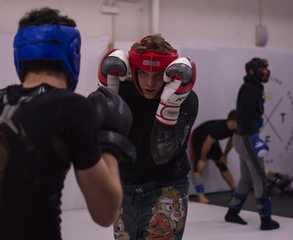 Séance d'entraînement de boxe entre deux boxeurs.