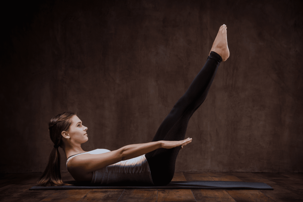 femme effectuant l'exercice du hundred lors d'une séance de Pilates