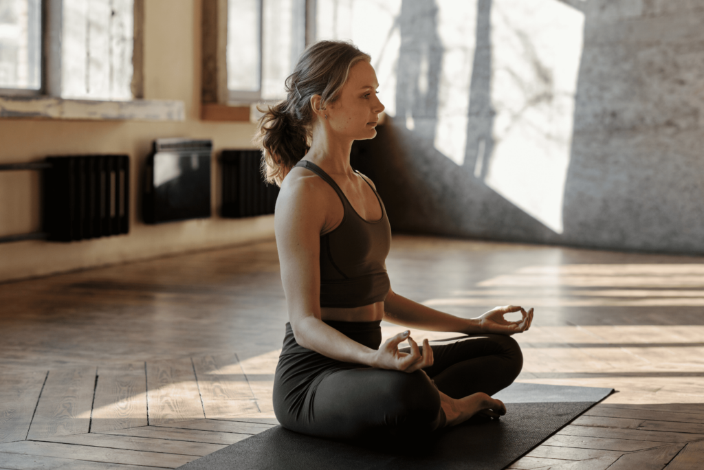 Femme effectuant une séance de yoga nidra