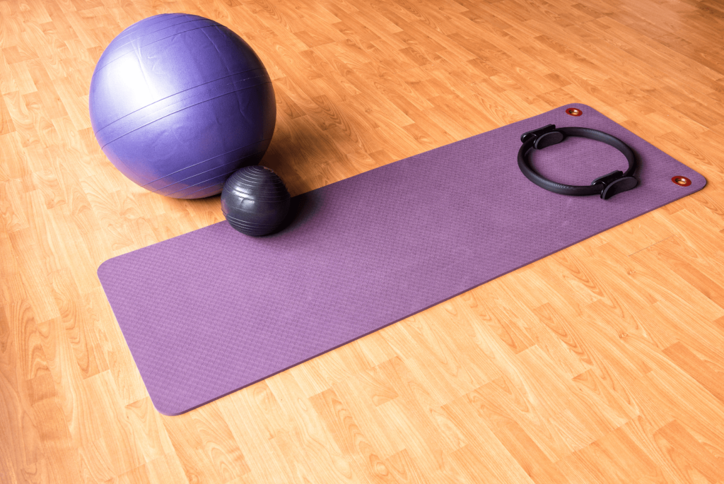 équipement de Pilates pour bien commencer sa pratique ; tapis de pilates, ballon de pilates, anneau de pilates, bande élastique, bloc de yoga