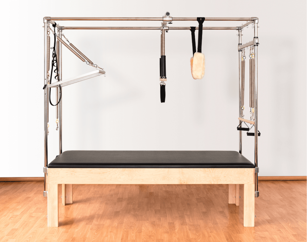 Machine Pilates refomer avec des sangles, cordes