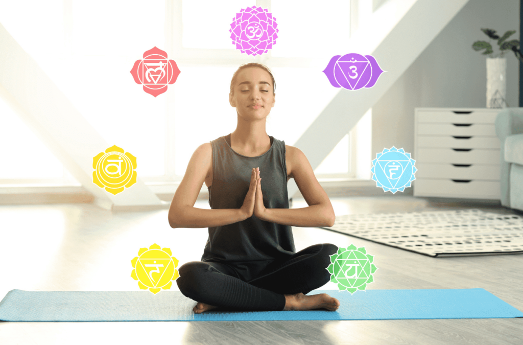 Femme méditant en position assise avec des symboles de chakras autour d'elle.