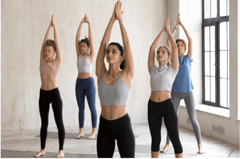 Cours de hatha yoga pour 5 femmes dans un studio.