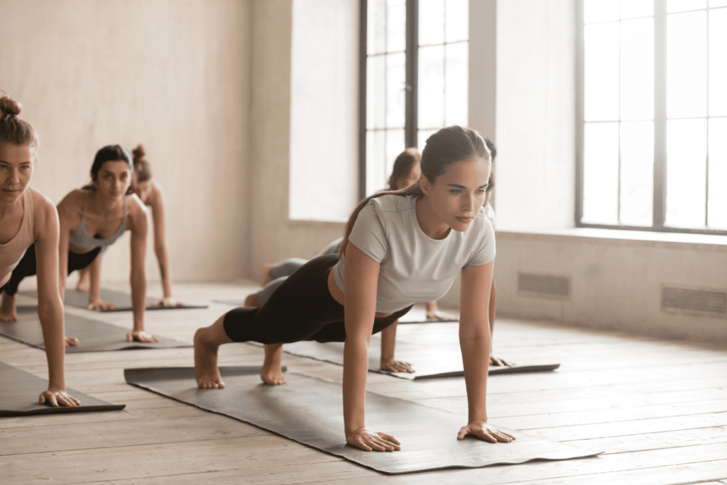 Mouvement de Plank to Pike, renforçant le tronc et la souplesse.