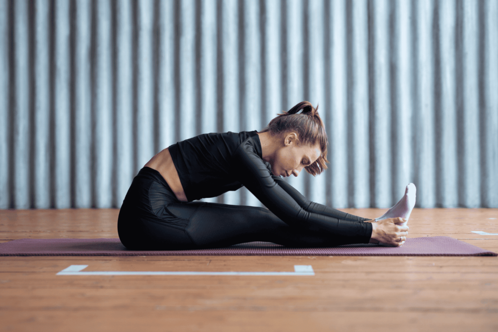 Exercice Pilates Roll-Up pour renforcer les abdominaux et étirer la colonne vertébrale.