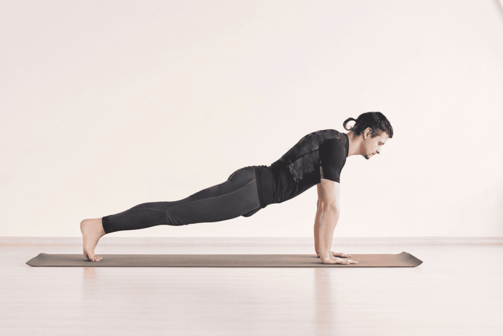 Exercice de Push-Up Pilates avec déroulé de la colonne.