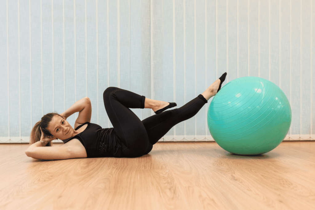 Exercice Pilates Criss-Cross pour les obliques et la rotation du tronc.